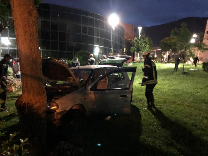 Park halindeki iki otomobile çarptıktan sonra parka girdi: 1 yaralı