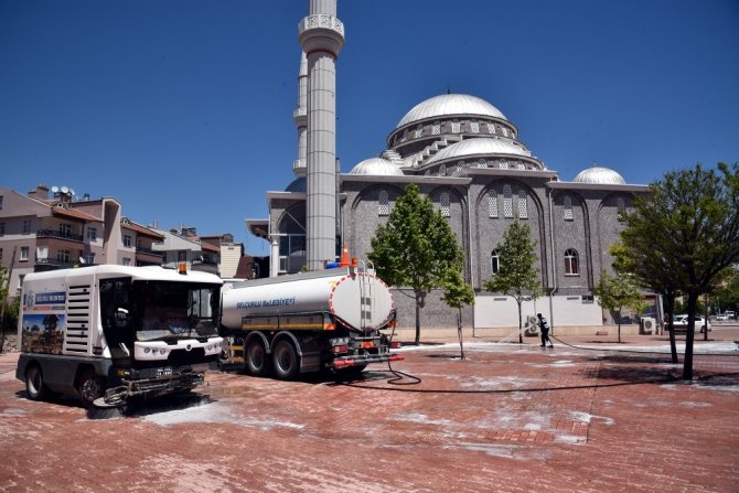 Konya’da cami avluları cuma namazına hazır