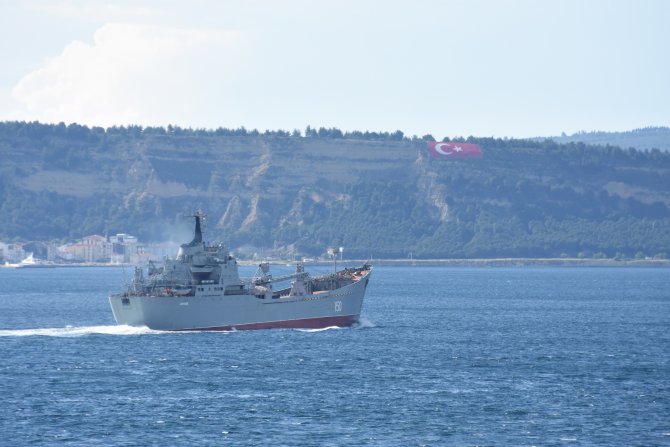 Savaş gemisi 'Saratov', Çanakkale Boğazı'ndan geçti