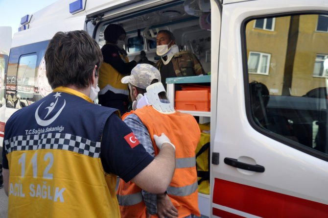 Karaman'da işçi servisi, taksiyle çarpıştı :16 yaralı