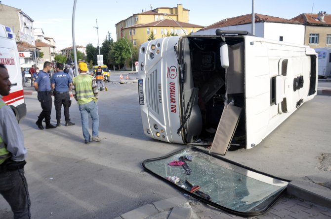 Karaman'da işçi servisi, taksiyle çarpıştı :16 yaralı