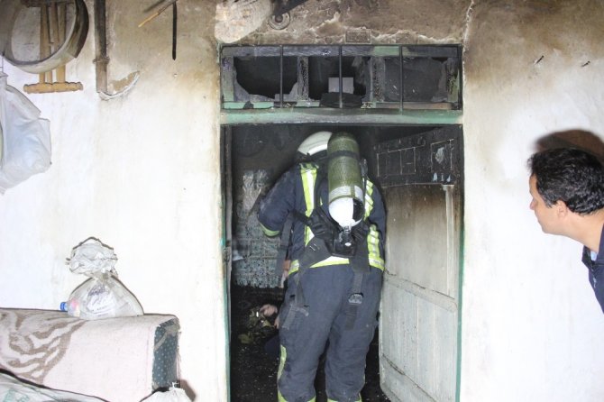 Karaman’daki yangından evdeki tüm eşyalar kullanılamaz hale geldi