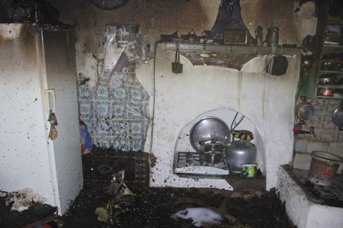 Karaman’daki yangından evdeki tüm eşyalar kullanılamaz hale geldi