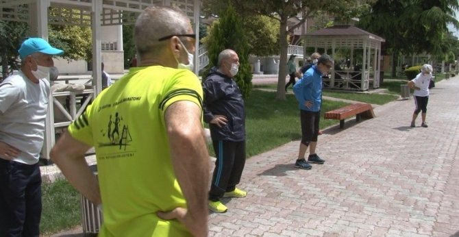 Konya'da 65 yaş üstü sporcular parkta bir araya geldi