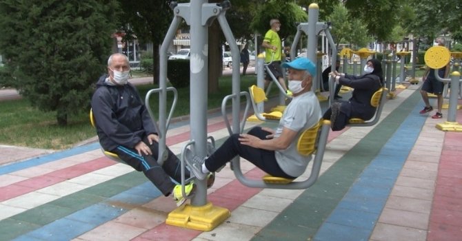Konya'da 65 yaş üstü sporcular parkta bir araya geldi