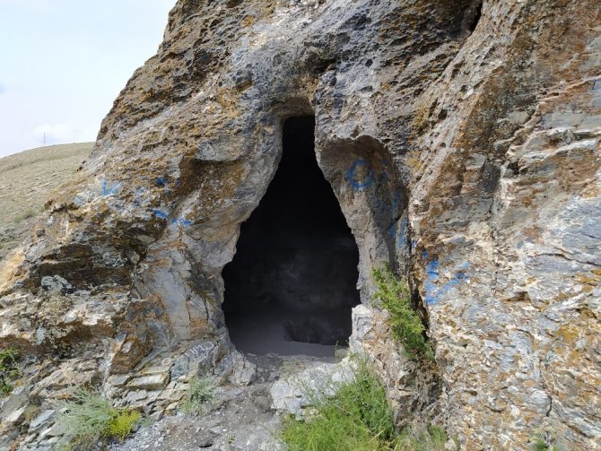 Konya'da zengin olma hayali kuran defineciler mağarayı tahrip etti