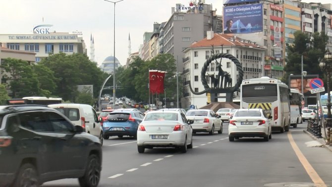 Ankara'da uzun bir aradan sonra ilk kez trafik yoğunluğu