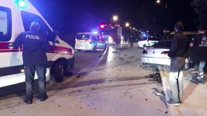 İki otomobil kavşakta çarpıştı: 6 yaralı