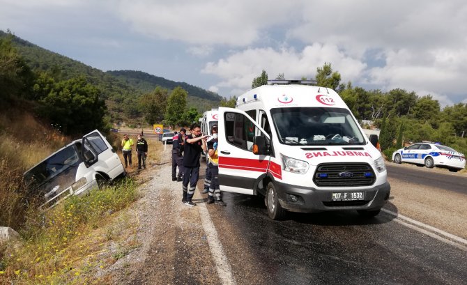 Minibüs şarampole devrildi; 9 kişilik aile yaralandı