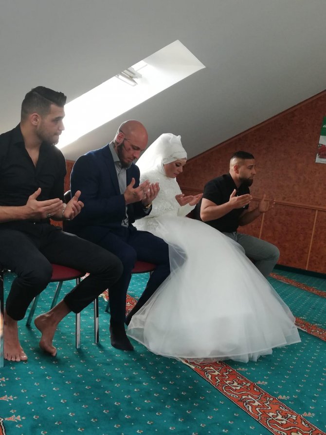 Şampiyon dövüşçünün nişanlısı da İslam'ı seçti