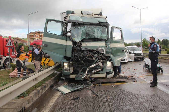 12 aracın karıştığı zincirleme kaza: 5 yaralı