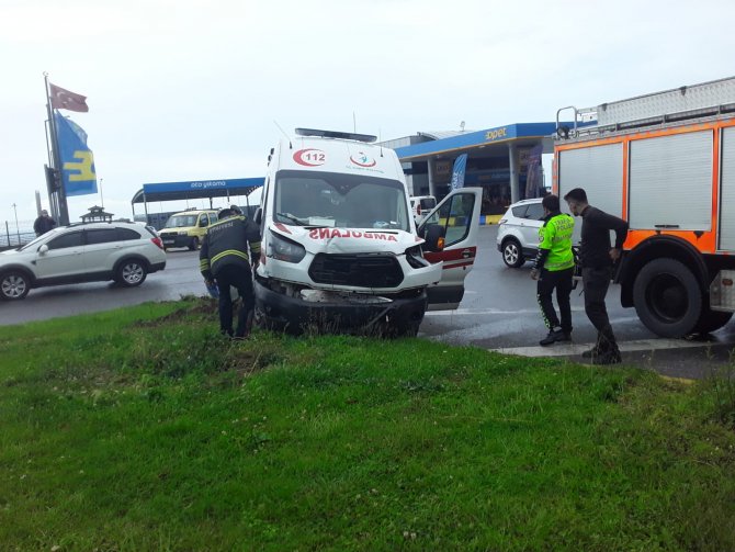 Ambulans ile otomobil çarpıştı: 1 ölü
