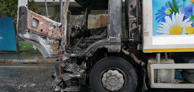 Çöp kamyonu alev alev yandı
