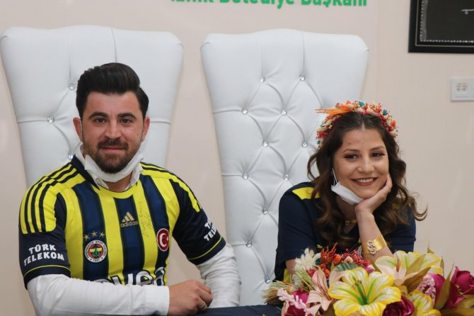 Fenerbahçe maçında tanıştılar, formasıyla nikah masasına oturdular