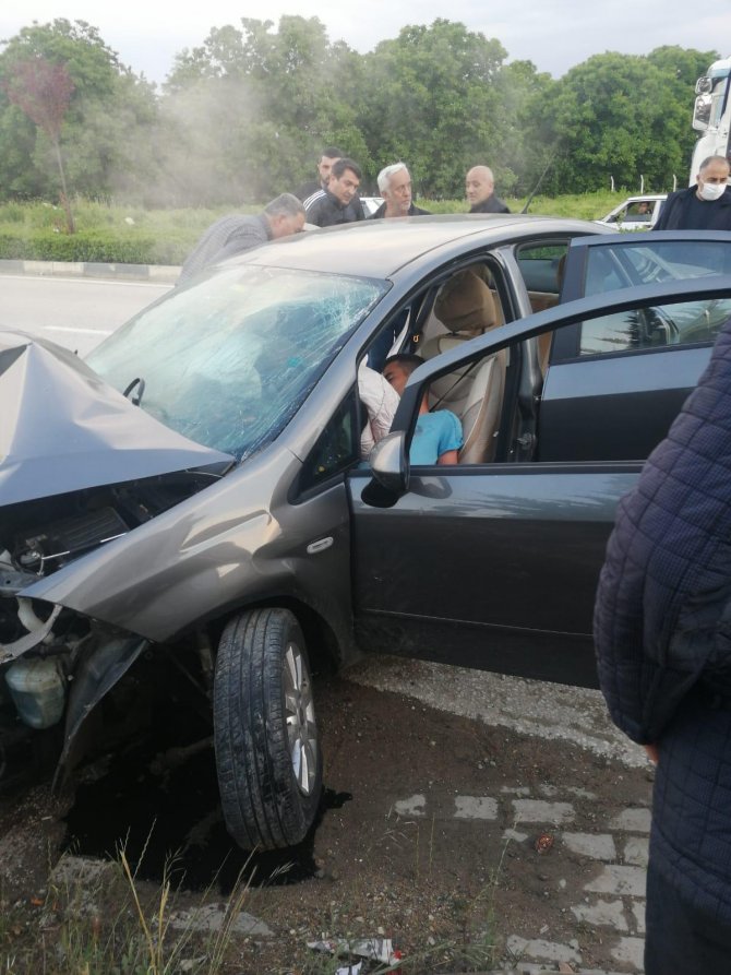 Kontrolden çıkan otomobil duvara çarptı: 3 yaralı