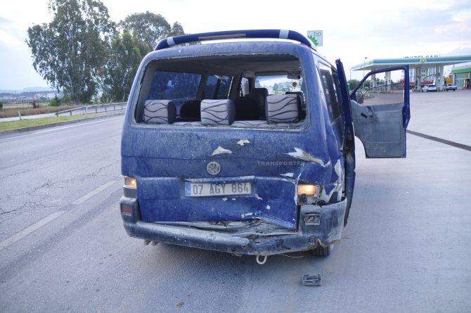Otomobil, tarım işçilerini taşıyan minibüse çarptı: 5 yaralı