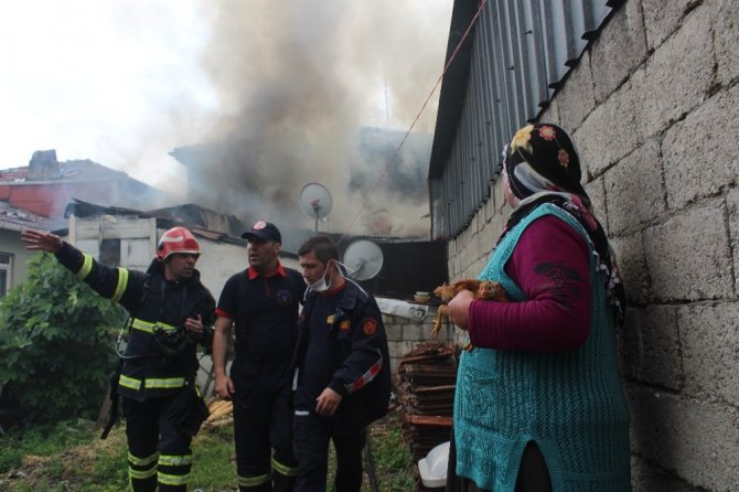 Yangında evsiz kalan 3 aile barınma merkezine yerleştirildi