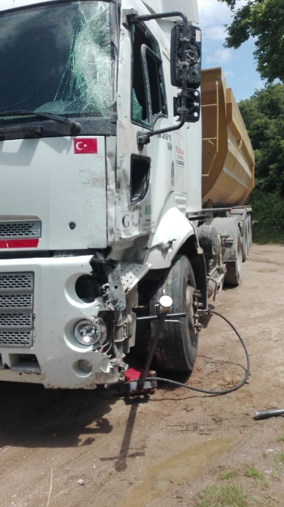 Çanakkale'de iki kamyon kafa kafaya çarpıştı!