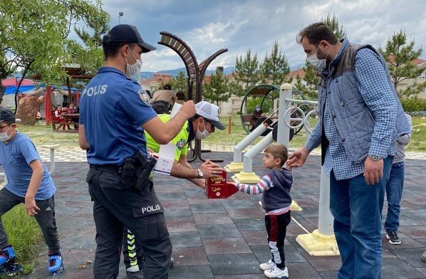Polis, parklarda oynayan çocuklara çikolata kek ve meyve suyu ikram etti