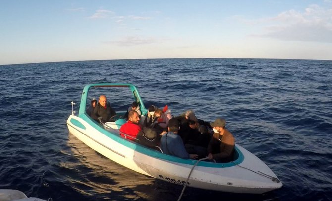Tekne arızalandı, 14 kaçak göçmen...
