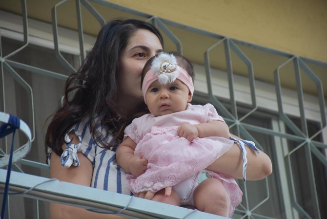 Kızılay görevlisi, salgın nedeniyle yeni doğan bebeğini ve eşini balkondan görüyor