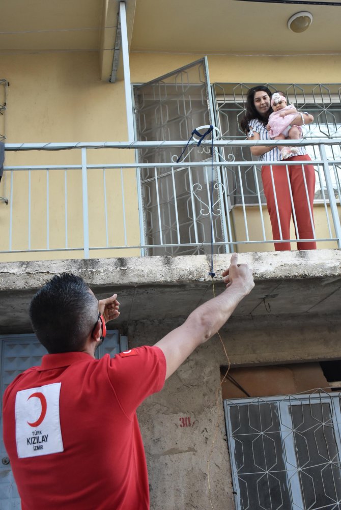 Kızılay görevlisi, salgın nedeniyle yeni doğan bebeğini ve eşini balkondan görüyor
