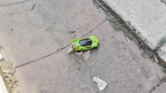 Sokakta oyuncak arabayla oynayan çocuğa minibüs çarptı