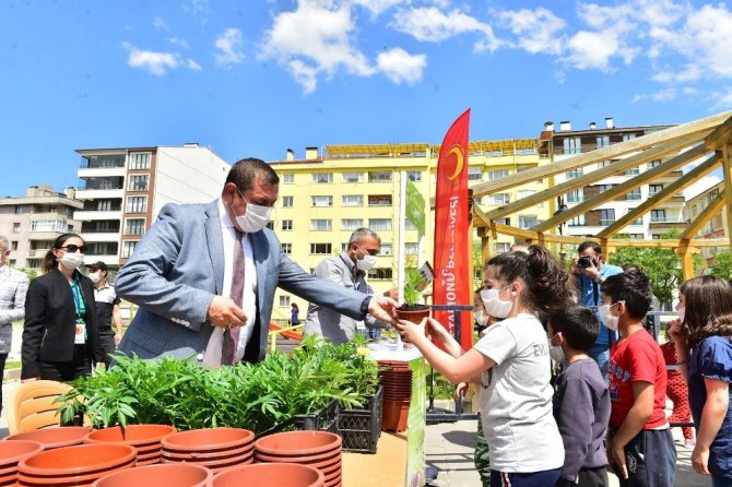 Belediye çocuklara 15 bin çiçek fidesi dağıttı