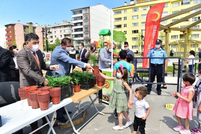 Belediye çocuklara 15 bin çiçek fidesi dağıttı