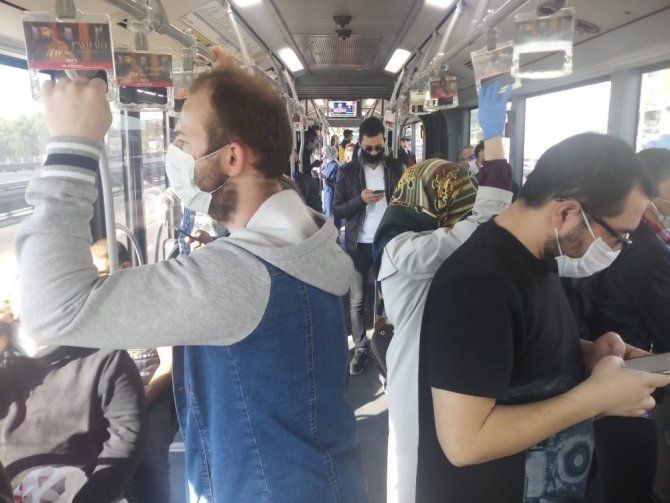 Metrobüs ve duraklarda sosyal mesafe hiçe sayıldı