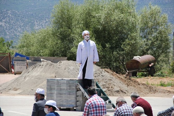 Konya'nın ilçelerinde salgın sonrası ikinci kez cuma namazı kılındı
