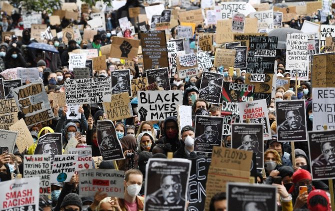 İngiltere’de binlerce kişi Floyd cinayetini protesto etti