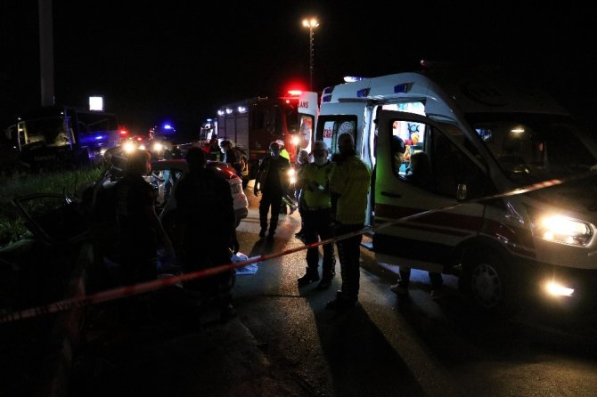 Karşı şeride geçen otomobil yolcu otobüsünün altına girdi: 2 ölü