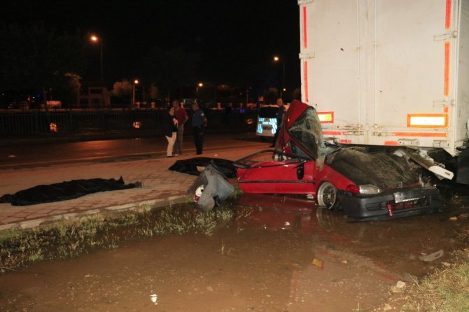 Kontrolden çıkan otomobil yol kenarına bırakılan dorseye çarptı: 2 ölü