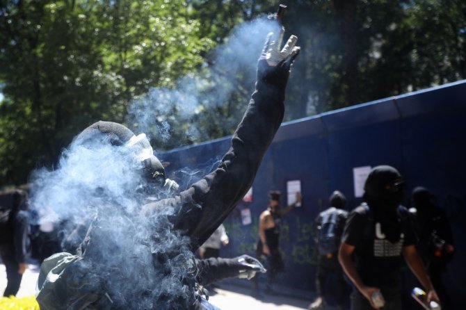 Meksika’da protestocular ABD büyükelçiliğine saldırdı