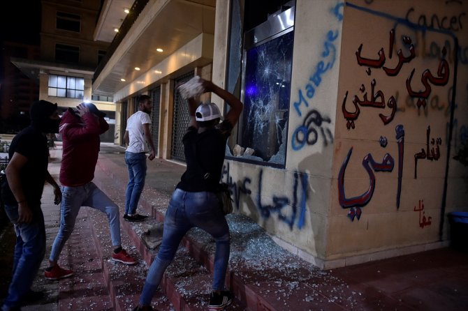 Lübnan'da ekonomik kriz protestoları sürüyor: 10 yaralıı