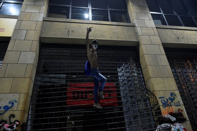 Lübnan'da ekonomik kriz protestoları sürüyor: 10 yaralıı