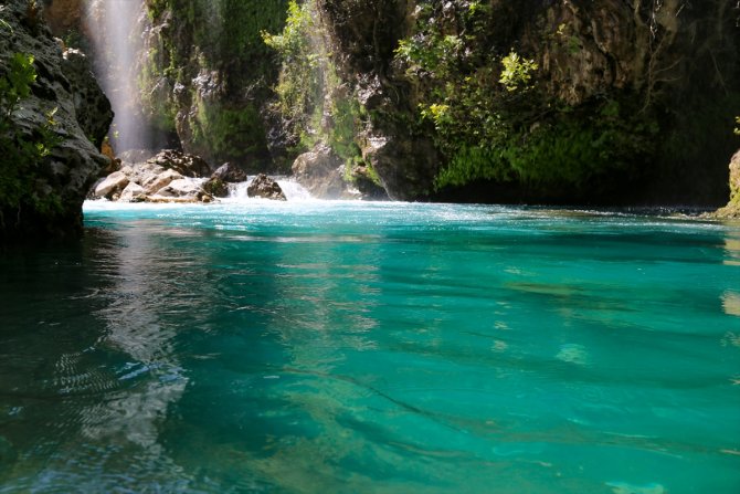 Yeşille mavinin buluştuğu Yerköprü Şelalesi misafirlerini ağırlamaya başladı