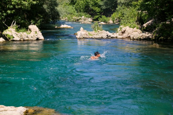 Yeşille mavinin buluştuğu Yerköprü Şelalesi misafirlerini ağırlamaya başladı