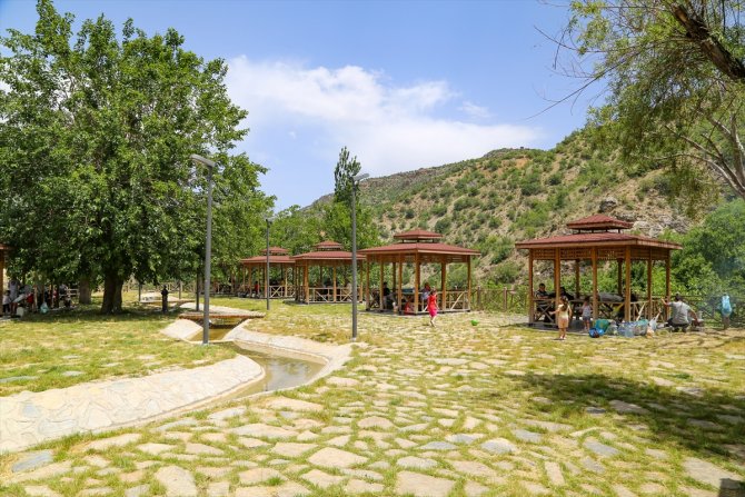 Yeşille mavinin buluştuğu Yerköprü Şelalesi misafirlerini ağırlamaya başladı