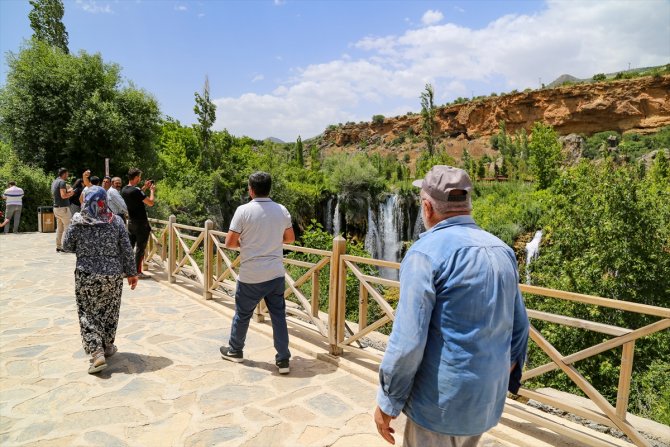 Yeşille mavinin buluştuğu Yerköprü Şelalesi misafirlerini ağırlamaya başladı