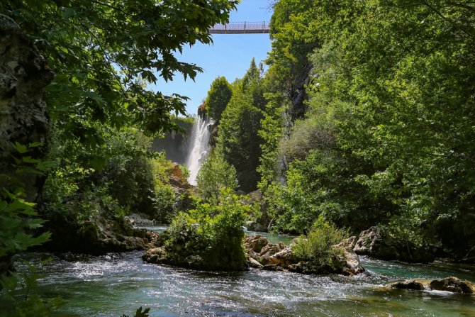Yeşille mavinin buluştuğu Yerköprü Şelalesi misafirlerini ağırlamaya başladı