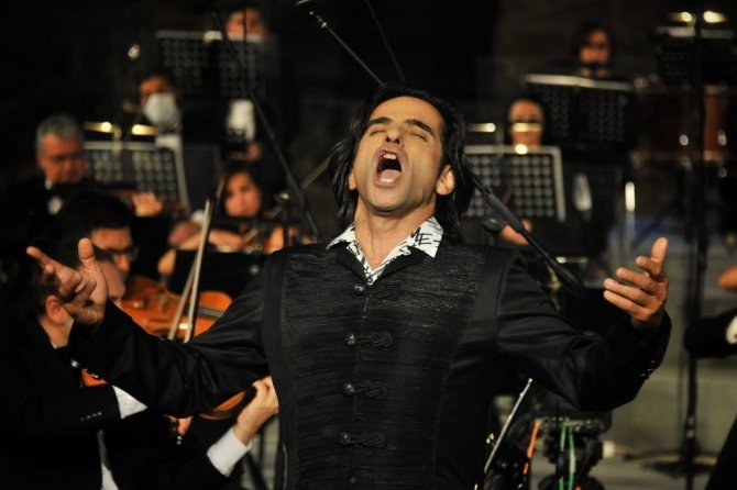 Türkiye’nin yedi tenoru ilk kez aynı sahnede buluştu; konseri dinleyenlerin kulaklarının pası silindi