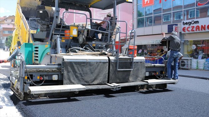 Kırşehir Belediyesinin asfalt çalışmaları sürüyor
