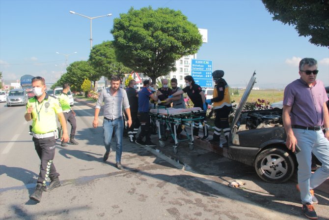 Afyonkarahisar'da otomobil ile kamyon çarpıştı: 5 yaralı