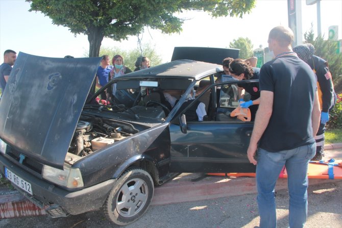 Afyonkarahisar'da otomobil ile kamyon çarpıştı: 5 yaralı