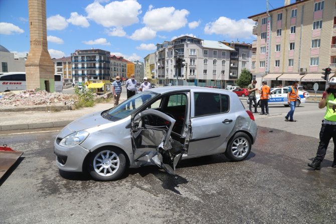 Sivas'ta hafif ticari araçla otomobil çarpıştı: 2 yaralı