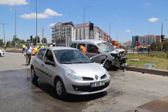 Sivas'ta hafif ticari araçla otomobil çarpıştı: 2 yaralı