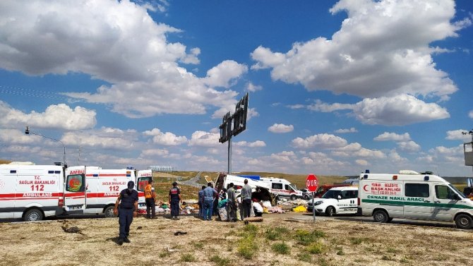 Tarım işçilerini taşıyan minibüs ile TIR çarpıştı: 6 ölü, 12 yaralı