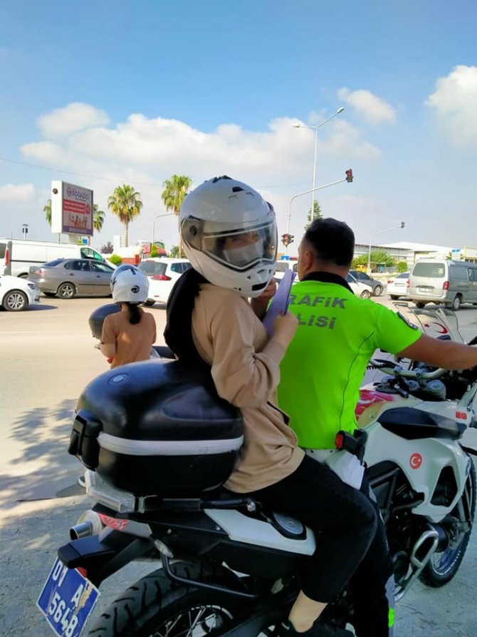 Adana’da trafik polisi, öğrenciye kendi kaskını takıp sınava yetiştirdi